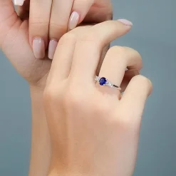 Sortija de zafiro ovalado con diamantes