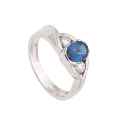 Sortija de zafiro y dos diamantes