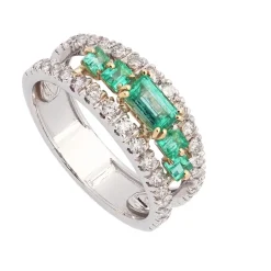 Sortija triple banda con esmeraldas y diamantes